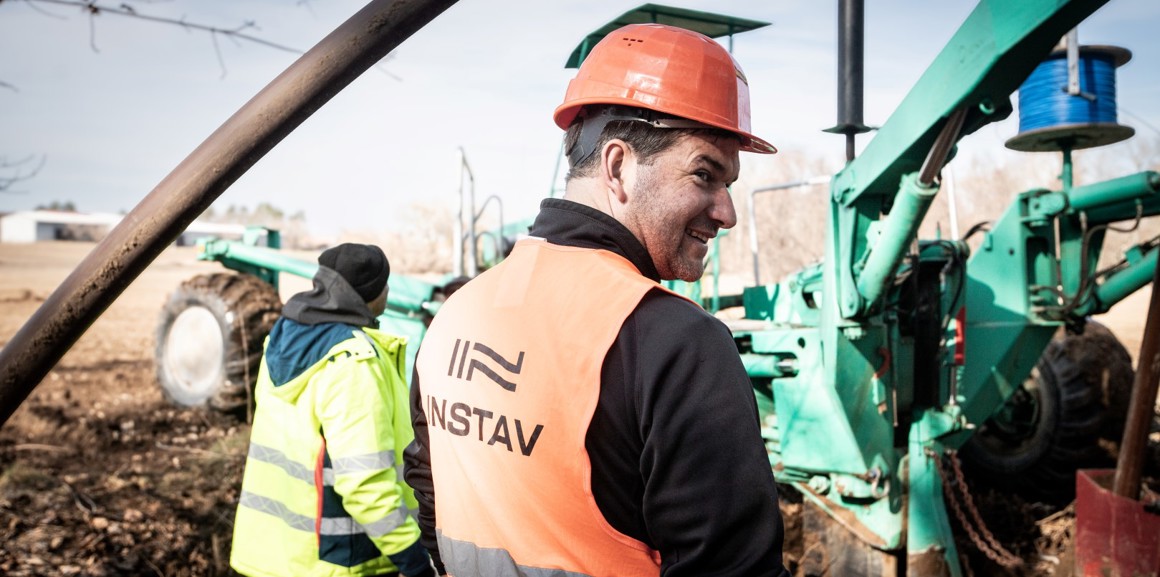 Rychlejší a šetrnější výstavba kanalizace pro obyvatele svazku obcí Ležák pomocí technologie pluhování