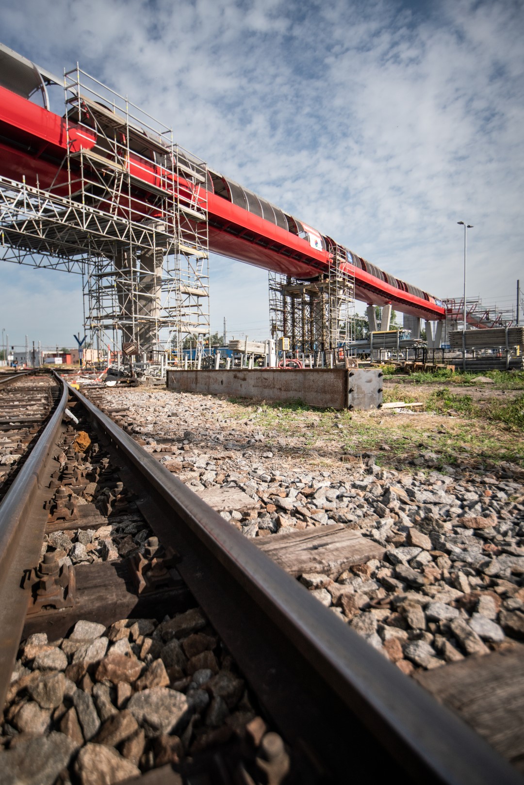 Přes pardubické nádraží se klene nová lávka pro pěší