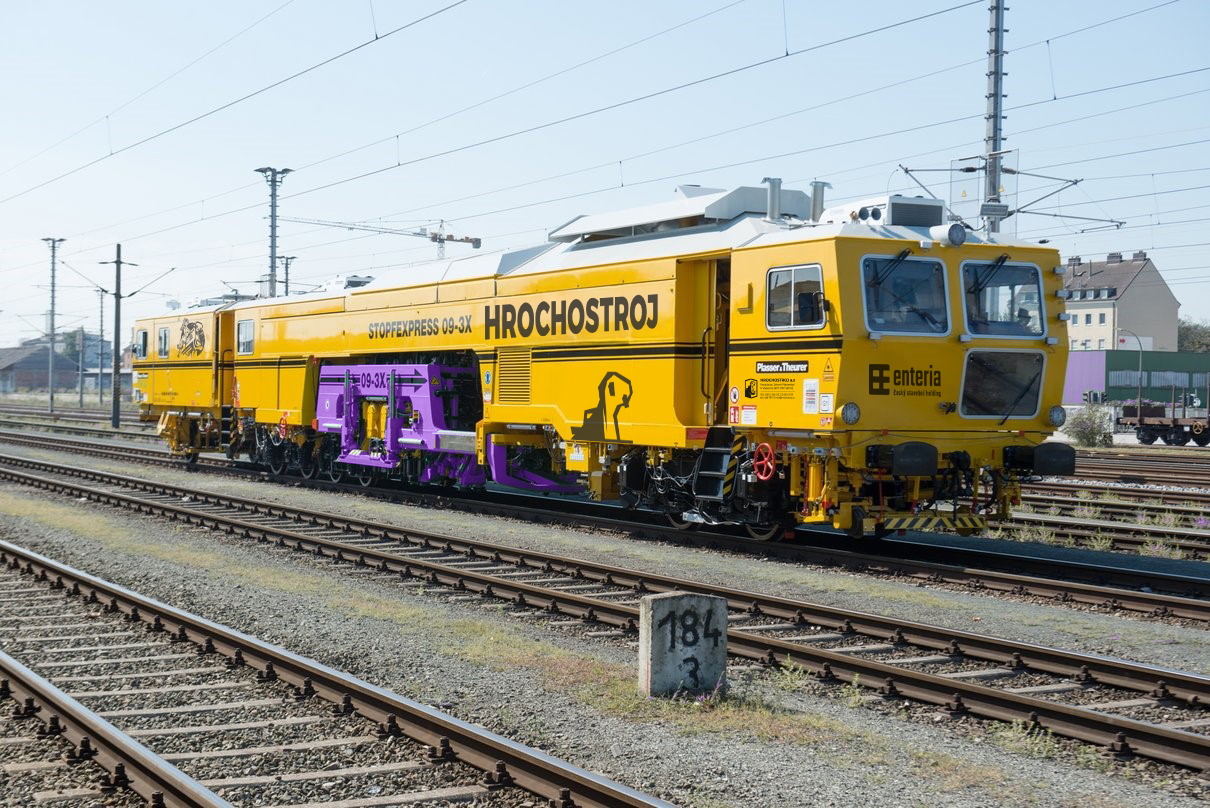 Hrochostroj se rozrůstá! Žlutou flotilu posílí další dva stroje