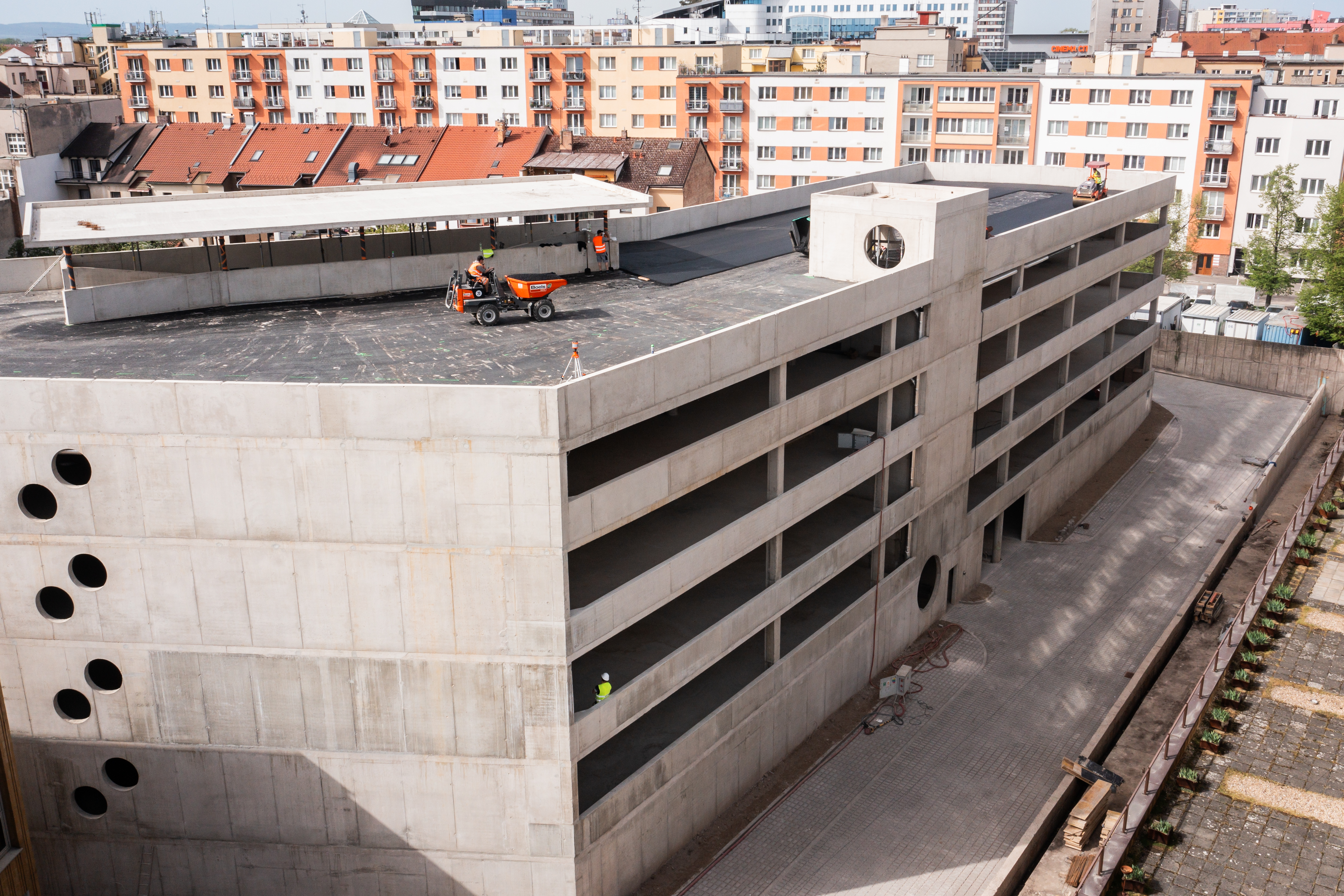 Pokračuje stavba Parkovacího domu u Grandu