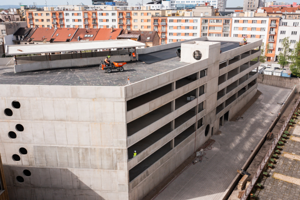 Pokračuje stavba Parkovacího domu u Grandu