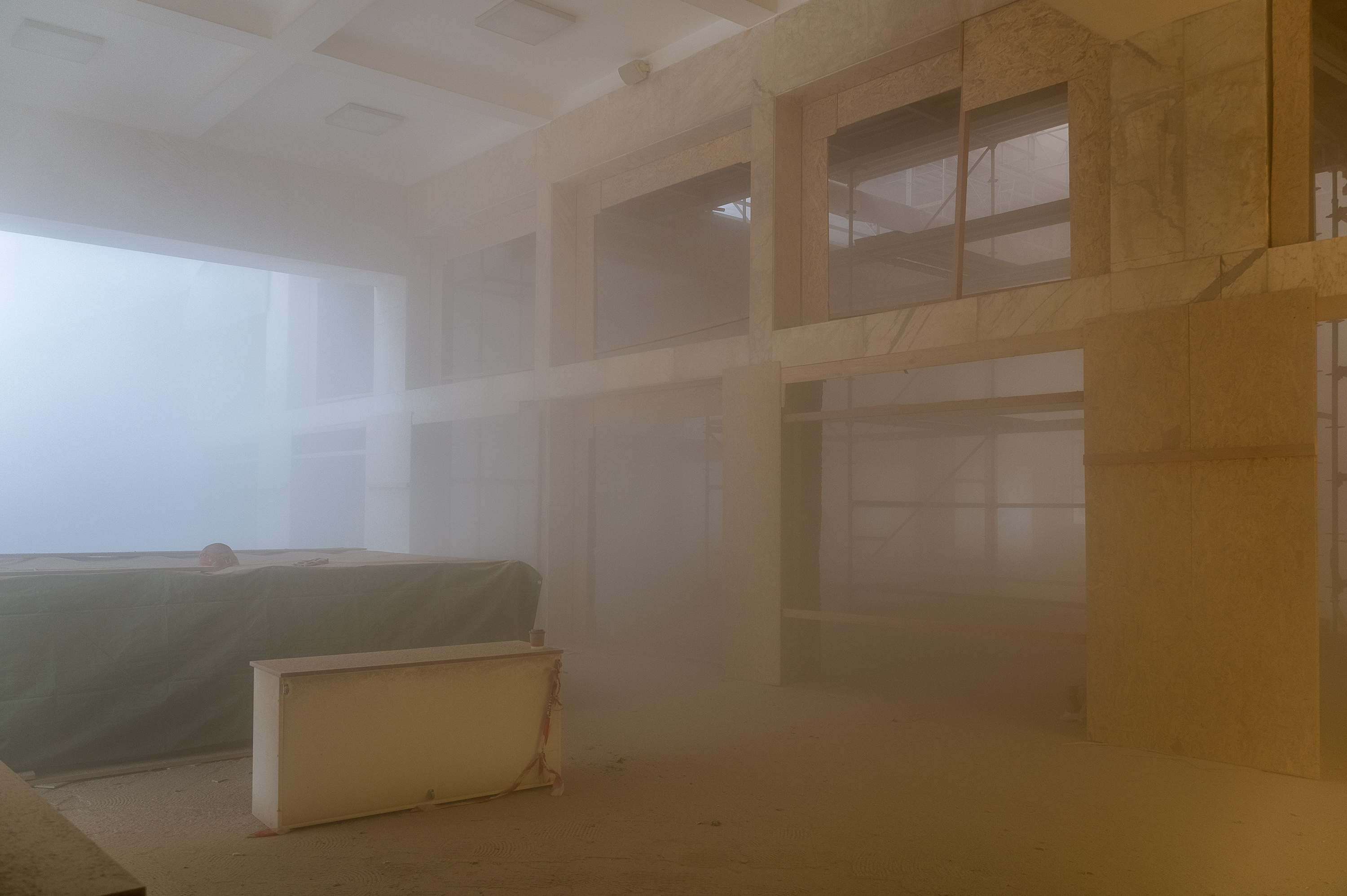 Demolice uvnitř Pardubického Grandu. Dělníci odhalují betonovou kostru