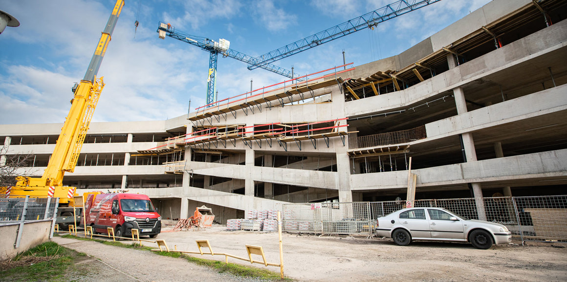 Demontáž jeřábu na stavbě parkovacího domu
