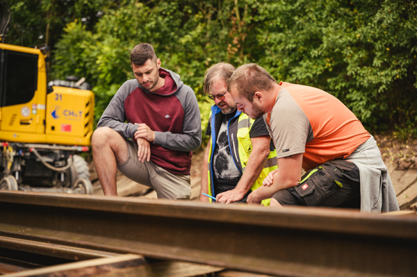 Srpnové údržbové práce na trati Plaňany – Pečky: 4 km a 400 svarů!